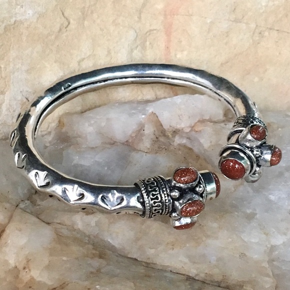 GOLDSTONE Bali design torque bangle bracelet - Picture 5 of 5
